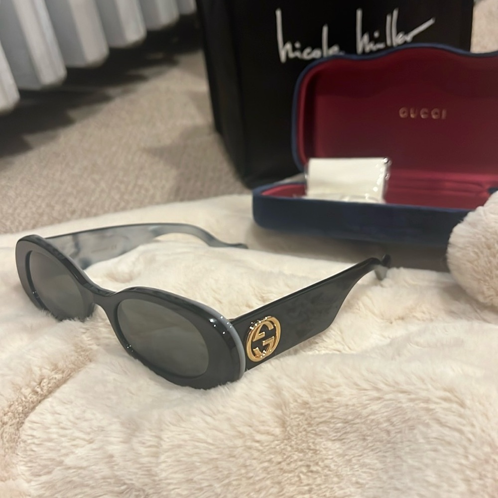 Gucci sunglasses GG0517S in great condition comes with case and authenticity.